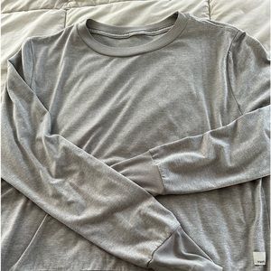 Heather grey Vuori halo crewneck sweatshirt. Size medium. Mint condition